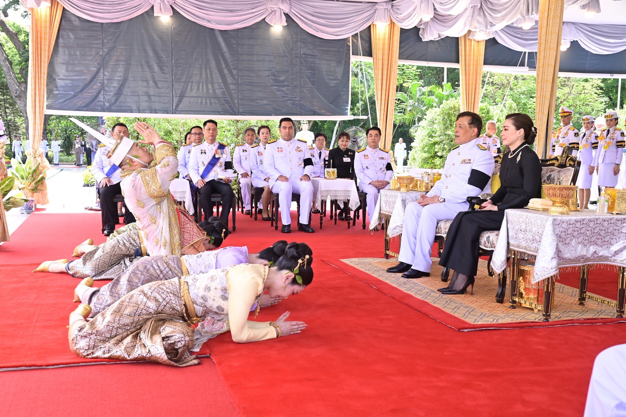 title - ปลัดเกษตรฯ ผู้ทำหน้าที่พระยาแรกนา พร้อมด้วยเทพีคู่หาบทอง และเทพีคู่หาบเงิน ประกอบพิธีหว่านเมล็ดพันธุ์ข้าวในแปลงนาทดลอง